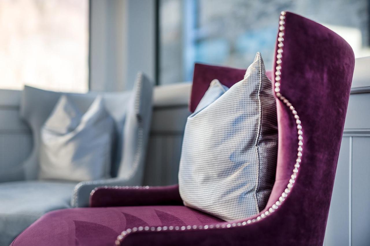 Dunalastair Hotel Suites Kinloch Rannoch Zewnętrze zdjęcie A chair upholstered in velvet
